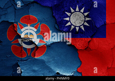 Drapeaux de Tainan, Taiwan et peint sur mur fissuré Banque D'Images