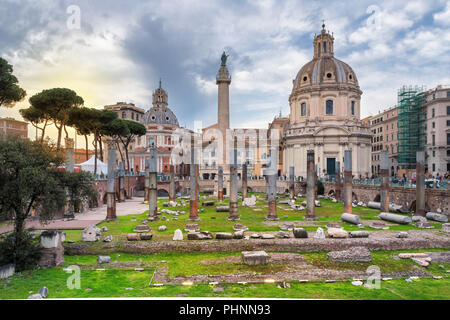 Coucher du soleil Vue de Rome, Italie. Le Forum de Trajan et la Basilique Ulpia, à Rome, Italie. Banque D'Images
