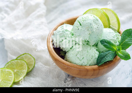 La crème glacée Mojito avec de la chaux et de tranches de feuilles de menthe. Banque D'Images