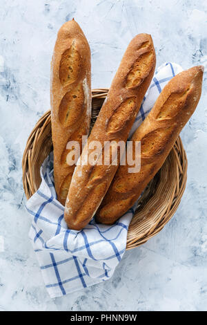 Baguettes fraîchement cuit dans un panier en osier. Banque D'Images