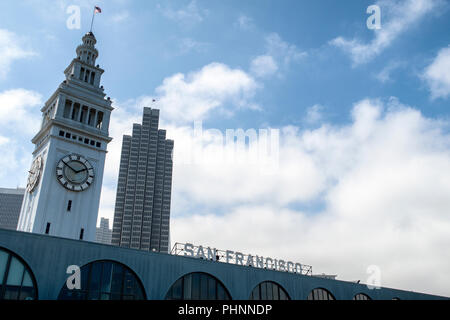 Arrivant par ferry à San Francisco avec terminal de ferry building tour de l'horloge, l'Embarcadero de San Francisco, signe, ciel bleu, d'un drapeau Banque D'Images