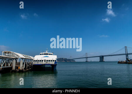 San Francisco bay ferry terminal au port avec le Bay Bridge dans le fond. Banque D'Images