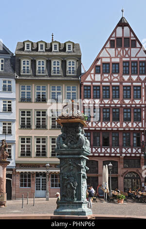 Nid d'aigle sur la base de la fontaine Justitia sur le Römerberg à Frankfurt am Main, Allemagne. Banque D'Images