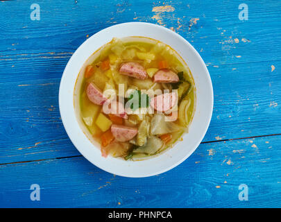 Saucisse polonaise et la soupe aux choux Banque D'Images