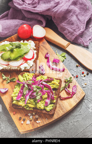 Toasts à l'avocat et de légumes Banque D'Images