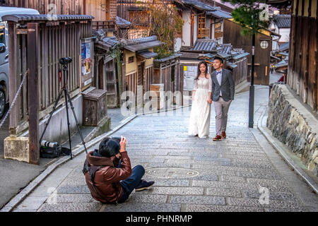 Matin d'automne à pied dans le quartier Higashiyama, Kyoto, Japon Banque D'Images