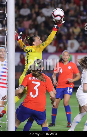 31 août 2018 : Chili gardien Alyssa Naeher (1) ne peuvent pas vraiment faire de la France marque un but au début de la première moitié pendant le jeu entre le Chili et les États-Unis le 31 août 2018, à l'StubHub Center de Carson, en Californie. USA. (Photo de Peter Renner and Co) Banque D'Images