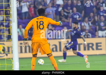 Gardien de l'Union de Philadelphie Andre Blake (18) se prépare pour l'Orlando City's Dom Dwyer (14) - Stade de la ville d'Orlando, 1 septembre 2018 Banque D'Images