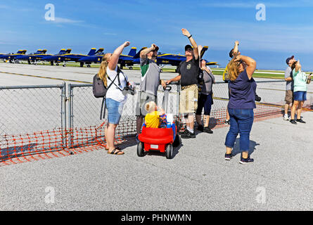 Cleveland, Ohio, USA. 1er sept 2018. Les spectateurs de la 54ème Fête du Travail Cleveland National Air Show voir le spectacle dans le ciel. Blue Angels de la Marine américaine six avions sont stationnés derrière eux en préparation pour leur rendement global plus tard dans la journée. C'est l'un des meilleurs spectacles aériens dans l'United States réunissant des dizaines de milliers de spectateurs à la Cleveland lakefront à regarder le spectacle sur ce week-end de vacances. Credit : Mark Kanning/Alamy Live News. Banque D'Images