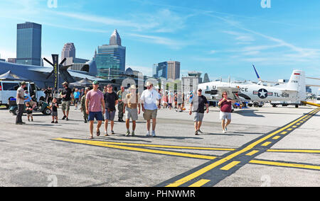 Cleveland, Ohio, USA, 1er sept 2018. Spectateurs à pied autour de l'aéroport de Burke Lakefront au centre-ville de Cleveland Ohio au cours de la 54ème Fête du Travail National Air Show. Le centre-ville de Cleveland skyline peut être vu dans l'arrière-plan pendant que sur le terrain de l'exposition sont des aéronefs qui peuvent être vues et des tournées. Credit : Mark Kanning/Alamy Live News. Banque D'Images