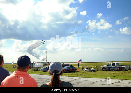 Cleveland, Ohio, USA, 1er sept 2018. Spectateurs regarder la U.S. Navy Blue Angels effectuer dans le ciel pendant la 54e assemblée annuelle des Cleveland National Air Show qui a eu lieu au cours de la fête du Travail nous week-end de vacances. L'exécution a lieu le Cleveland lakefront à Burke Lakefront Airport. Credit : Mark Kanning/Alamy Live News. Banque D'Images