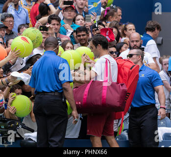 New York, NY - 1 septembre 2018 : Roger Federer de Suisse, signe des autographes aux fans après l'US Open 2018 3ème tour match contre Nick Kyrgios de l'Australie à l'USTA Billie Jean King National Tennis Center Crédit : lev radin/Alamy Live News Banque D'Images