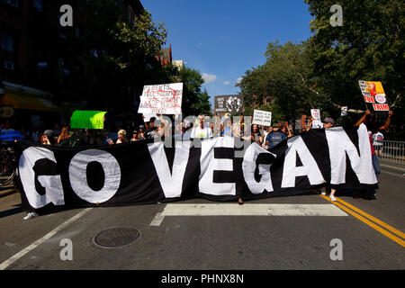 New York, NY, USA. 1er septembre 2018. Les défenseurs des droits des animaux une grande bannière "devenez-le' sur le site officiel de mars pour les droits des animaux à New York. Banque D'Images