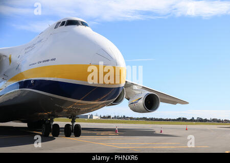 Adélaïde, Australie. Sep, 2018 2. Un géant Antonov 124-100M-150 cargo l'un des plus gros avions au monde a atterri à l'aéroport d'Adélaïde transportant du matériel militaire de défense qui sera affichée à l'Armée de terre de la semaine prochaine conférence 2018 à Adelaide Convention Centre Crédit : amer ghazzal/Alamy Live News Banque D'Images