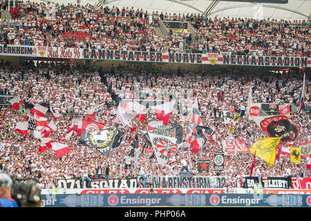 Stuttgart, Allemagne. 06Th Nov, 2018. 01.09.2018, Bade-Wurtemberg, Stuttgart : Soccer : Bundesliga, le VfB Stuttgart vs Bayern Munich, 2e journée de la Mercedes-Benz Arena : Fans de VfB Stuttgart brandissant des drapeaux dans le Festival Canstatter Kurve. Crédit : Sébastien Gollnow/DPA - AVIS IMPORTANT : DFL règlement interdit toute utilisation des photographies comme des séquences d'images et/ou quasi-vidéo./dpa/Alamy Live News Banque D'Images