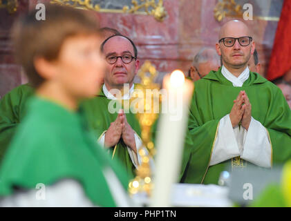 Neuzelle, Allemagne. 09Th Nov, 2018. 02.09.2018, Brandebourg, Neuzelle : Père de Siméon (l) et le Père Kilian prendre part à la fondation du prieuré au cours du pèlerinage catholique dans l'église collégiale de la monastère de Neuzelle. Un total de six moines cisterciens sont la reconstruction de la vie monastique en Orient de Brandebourg. Le monastère appartient à la direction générale de l'abbaye de Heiligenkreuz en Autriche, d'où les six moines fondateurs ont été envoyés. Crédit : Patrick Pleul/dpa-Zentralbild/dpa/Alamy Live News Banque D'Images