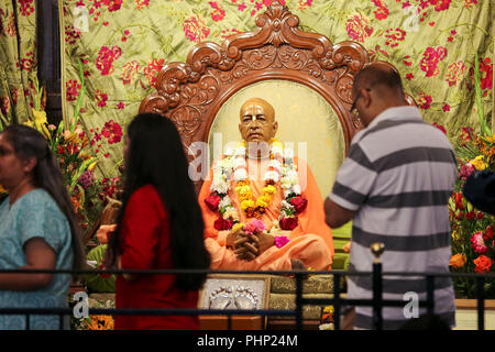 Temple de Watford. Watford. UK 2 Sept 2018 - Fidèle au Bhaktivedanta Manor, le temple Hare Krishna à Watford pour le festival de Janmashtami Janmashtami est une célébration de la naissance du Seigneur Krishna, avec des dizaines de milliers de personnes présentes pendant deux jours à Watford Temple, et est le plus important de ces cas à l'extérieur de l'Inde. Bhaktivedanta Manor communément connu sous le nom de Watford Temple a été donné à la mouvement Hare Krishna au début des années 1970 par l'ancien Beatle George Harrison. Credit : Dinendra Haria/Alamy Live News Banque D'Images