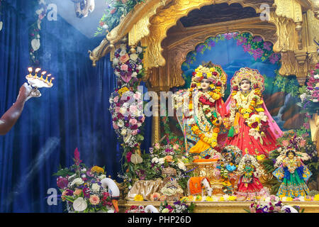 Temple de Watford. Watford. UK 2 Sept 2018 - Le prêtre procède à l'aarti au Bhaktivedanta Manor, le temple Hare Krishna à Watford pour le festival de Janmashtami Janmashtami est une célébration de la naissance du Seigneur Krishna, avec des dizaines de milliers de personnes présentes pendant deux jours à Watford Temple, et est le plus important de ces cas à l'extérieur de l'Inde. Bhaktivedanta Manor communément connu sous le nom de Watford Temple a été donné à la mouvement Hare Krishna au début des années 1970 par l'ancien Beatle George Harrison. Credit : Dinendra Haria/Alamy Live News Banque D'Images