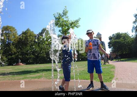 Windsor, Royaume-Uni. 2 septembre 2018. UK Météo : ciel bleu sur une chaude journée de Windsor, les enfants jouent dans Bachelors parc de 7 hectares. Matthieu Ashmore/Alamy Live News Banque D'Images