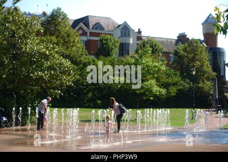 Windsor, Royaume-Uni. 2 septembre 2018. UK Météo : ciel bleu sur une chaude journée de Windsor, les enfants jouent dans Bachelors parc de 7 hectares. Matthieu Ashmore/Alamy Live News Banque D'Images