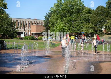Windsor, Royaume-Uni. 2 septembre 2018. UK Météo : ciel bleu sur une chaude journée de Windsor, les enfants jouent dans Bachelors parc de 7 hectares. Matthieu Ashmore/Alamy Live News Banque D'Images