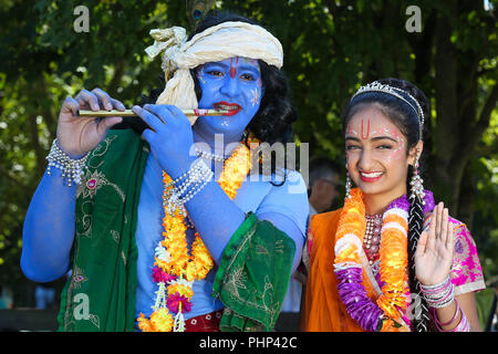 Watford. UK 2 Sept 2018 - Léo Burton et Shivani (l à r) habillé comme Le Seigneur Krishna et Radha au Janmashtami célébration au Temple de Watford. Janmashtami est une célébration de la naissance du Seigneur Krishna, avec des dizaines de milliers de personnes présentes pendant deux jours à Watford Temple, et est le plus important de ces cas à l'extérieur de l'Inde. Bhaktivedanta Manor communément connu sous le nom de Watford Temple a été donné à la mouvement Hare Krishna au début des années 1970 par l'ancien Beatle George Harrison. Credit : Dinendra Haria/Alamy Live News Banque D'Images