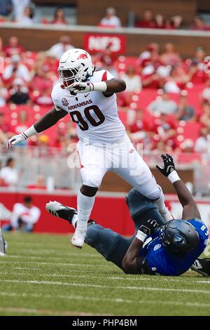 Fayetteville, États-Unis. 1er septembre 2018. Le joueur de ligne défensive de l'Arkansas Armon Watts # 90 travaux pour obtenir dans le backfield. L'Arkansas a défait 55-20 Eastern Illinois à Donald W. Reynolds Stadium à Fayetteville, AR, Richey Miller/CSM Crédit : Cal Sport Media/Alamy Live News Banque D'Images