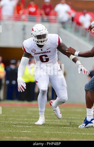 Fayetteville, États-Unis. 1er septembre 2018. Gabe Richardson # 6 Arkansas défensive fin se détache du bord. L'Arkansas a défait 55-20 Eastern Illinois à Donald W. Reynolds Stadium à Fayetteville, AR, Richey Miller/CSM Crédit : Cal Sport Media/Alamy Live News Banque D'Images