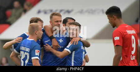 02.09.2018, Bade-Wurtemberg, Heidenheim : Soccer 2e Bundesliga, 1er FC Heidenheim - Darmstadt 98, 4e journée dans l'Arène de Voith. Darmstadts (l-r) Fabian Holland, Marcel Franke. Aytac Sulu et Marvin Mehlem cheer après 0:1 L'Heidenheim Robert Glatzel va droit. Photo : Stefan Udry/DPA - WICHTIGER HINWEIS : gemäß den Vorgaben der DFL Deutsche Fußball Liga es ist untersagt, en dem Stadion und/oder vom Spiel von angefertigte Sequenzbildern Fotoaufnahmen en forme und/oder videoähnlichen Fotostrecken zu verwalten und verkaufen zu lassen.. Banque D'Images