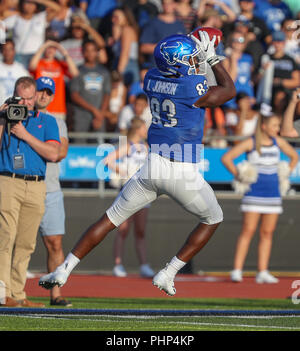 Amherst, USA. 1er septembre 2018. Buffalo Bulls le receveur Anthony Johnson (83) attrape un col au cours de la première moitié de jouer dans la NCAA football match entre la Delaware State Hornets et Buffalo Bulls à UB Stadium à Amherst, N.Y. (Nicholas T. LoVerde/Cal Sport Media) Credit : Cal Sport Media/Alamy Live News Banque D'Images