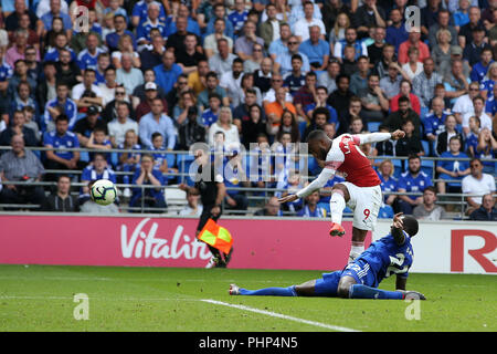 Cardiff, Royaume-Uni. 09Th Nov, 2018. Alexandre Lacazette scores Arsenal de ses équipes 3e objectif. Premier League match, Cardiff City v Arsenal, à la Cardiff City Stadium le dimanche 2 septembre 2018. Ce droit ne peut être utilisé qu'à des fins rédactionnelles. Usage éditorial uniquement, licence requise pour un usage commercial. Aucune utilisation de pari, de jeux ou d'un seul club/ligue/dvd publications. Photos par Andrew Andrew/Verger Verger la photographie de sport/Alamy live news Crédit : Andrew Orchard la photographie de sport/Alamy Live News Banque D'Images