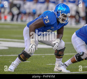 Amherst, USA. 1er septembre 2018. Les bisons mâles offensive ligne Kayode Awosika (73) se prépare à une jouer au cours de la première moitié de jouer dans la NCAA football match entre la Delaware State Hornets et Buffalo Bulls à UB Stadium à Amherst, N.Y. (Nicholas T. LoVerde/Cal Sport Media) Credit : Cal Sport Media/Alamy Live News Banque D'Images