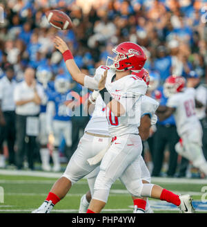 Amherst, USA. 1er septembre 2018. Delaware State Hornets quarterback Jack McDaniels (10) lance une passe au cours de la première moitié de jouer dans la NCAA football match entre la Delaware State Hornets et Buffalo Bulls à UB Stadium à Amherst, N.Y. (Nicholas T. LoVerde/Cal Sport Media) Credit : Cal Sport Media/Alamy Live News Banque D'Images