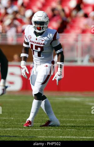 Fayetteville, États-Unis. 1er septembre 2018. Joseph Foucha # 17 Arkansas arrière défensif étapes que le jeu commence. L'Arkansas a défait 55-20 Eastern Illinois à Donald W. Reynolds Stadium à Fayetteville, AR, Richey Miller/CSM Crédit : Cal Sport Media/Alamy Live News Banque D'Images