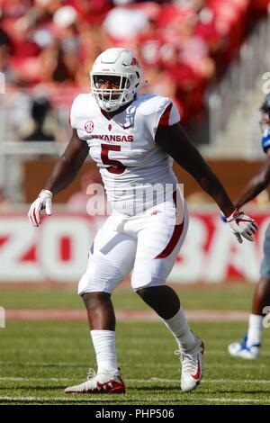 Fayetteville, États-Unis. 1er septembre 2018. Dorian Gerald # 5 joueur de ligne défensive de l'Arkansas à ses montres l'orientation de la pièce. L'Arkansas a défait 55-20 Eastern Illinois à Donald W. Reynolds Stadium à Fayetteville, AR, Richey Miller/CSM Crédit : Cal Sport Media/Alamy Live News Banque D'Images