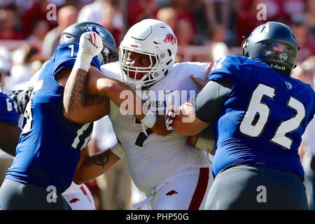 Fayetteville, États-Unis. 1er septembre 2018. Briston Guidry # 7 joueur de ligne défensive de l'Arkansas travaux pour obtenir le champ. L'Arkansas a défait 55-20 Eastern Illinois à Donald W. Reynolds Stadium à Fayetteville, AR, Richey Miller/CSM Crédit : Cal Sport Media/Alamy Live News Banque D'Images