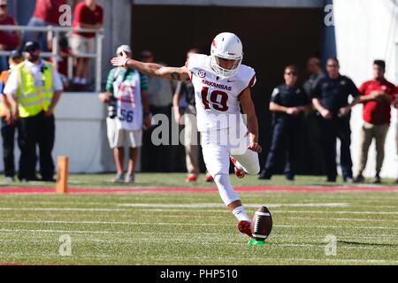 Fayetteville, États-Unis. 1er septembre 2018. L'Arkansas kicker Connor Limpert # 19. L'Arkansas a défait 55-20 Eastern Illinois à Donald W. Reynolds Stadium à Fayetteville, AR, Richey Miller/CSM Crédit : Cal Sport Media/Alamy Live News Banque D'Images