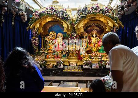 Watford, Royaume-Uni. 2 septembre 2018. Assister aux prières des dévots (darshan) en face des statues du Seigneur Krishna comme des milliers assister le plus grand festival de Janmashtami en dehors de l'Inde au Bhaktivedanta Manor temple Hare Krishna à Watford, Hertfordshire. L'événement célèbre la naissance du Seigneur Krishna et prendre place à un bien donné au mouvement Hare Krishna par ex Beatle George Harrison. Crédit : Stephen Chung / Alamy Live News Banque D'Images