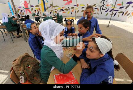 Amman, Jordanie. Sep, 2018 2. Les enfants de l'école de réfugiés de participer à une cérémonie officielle pour revenir à l'école à l'un de l'organisation des secours et de travaux des Nations Unies pour les réfugiés de Palestine (UNRWA) les écoles à un camp de réfugiés palestiniens al Wehdat, à Amman, Jordanie, 2 septembre 2018. Credit : Mohammad Abu Ghosh/Xinhua/Alamy Live News Banque D'Images