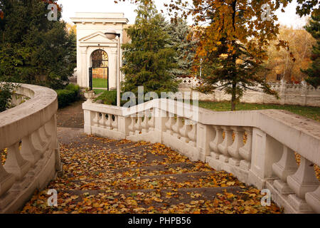 Ancien escalier de pierre avec les feuilles tombées en automne parc Banque D'Images