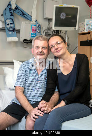 Sous embargo jusqu'au lundi 3 septembre 0001 Gareth Evans, 45 ans, de London, avec son épouse Danielle à Wythenshawe Hospital de Manchester. M. Evans, qui a été sur la liste d'attente de greffe cardiaque depuis février 2009, est plus que quiconque au Royaume-Uni, a lancé un appel de personnes à rejoindre le registre de donneurs d'organes. Banque D'Images