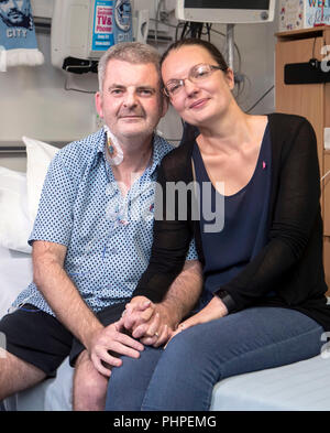 Sous embargo jusqu'au lundi 3 septembre 0001 Gareth Evans, 45 ans, de London, avec son épouse Danielle à Wythenshawe Hospital de Manchester. M. Evans, qui a été sur la liste d'attente de greffe cardiaque depuis février 2009, est plus que quiconque au Royaume-Uni, a lancé un appel de personnes à rejoindre le registre de donneurs d'organes. Banque D'Images