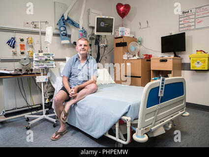 Sous embargo jusqu'au lundi 3 septembre 0001, Gareth Evans, 45 de Stockport, à Wythenshawe Hospital de Manchester. M. Evans, qui a été sur la liste d'attente de greffe cardiaque depuis février 2009, est plus que quiconque au Royaume-Uni, a lancé un appel de personnes à rejoindre le registre de donneurs d'organes. Banque D'Images