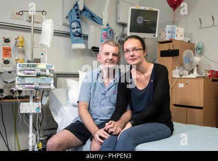 Sous embargo jusqu'au lundi 3 septembre 0001 Gareth Evans, 45 ans, de London, avec son épouse Danielle à Wythenshawe Hospital de Manchester. M. Evans, qui a été sur la liste d'attente de greffe cardiaque depuis février 2009, est plus que quiconque au Royaume-Uni, a lancé un appel de personnes à rejoindre le registre de donneurs d'organes. Banque D'Images