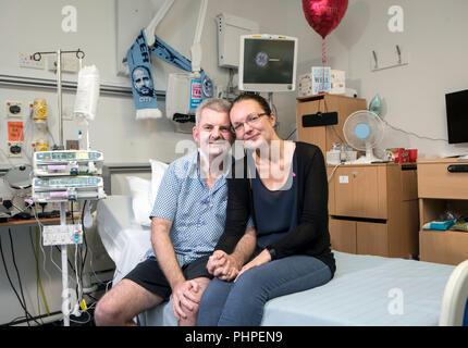 Sous embargo jusqu'au lundi 3 septembre 0001 Gareth Evans, 45 ans, de London, avec son épouse Danielle à Wythenshawe Hospital de Manchester. M. Evans, qui a été sur la liste d'attente de greffe cardiaque depuis février 2009, est plus que quiconque au Royaume-Uni, a lancé un appel de personnes à rejoindre le registre de donneurs d'organes. Banque D'Images