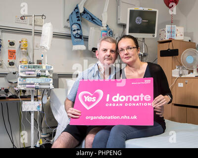 Sous embargo jusqu'au lundi 3 septembre 0001 Gareth Evans, 45 ans, de London, avec son épouse Danielle à Wythenshawe Hospital de Manchester. M. Evans, qui a été sur la liste d'attente de greffe cardiaque depuis février 2009, est plus que quiconque au Royaume-Uni, a lancé un appel de personnes à rejoindre le registre de donneurs d'organes. Banque D'Images