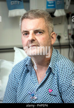 Sous embargo jusqu'au lundi 3 septembre 0001, Gareth Evans, 45 de Stockport, à Wythenshawe Hospital de Manchester. M. Evans, qui a été sur la liste d'attente de greffe cardiaque depuis février 2009, est plus que quiconque au Royaume-Uni, a lancé un appel de personnes à rejoindre le registre de donneurs d'organes. Banque D'Images