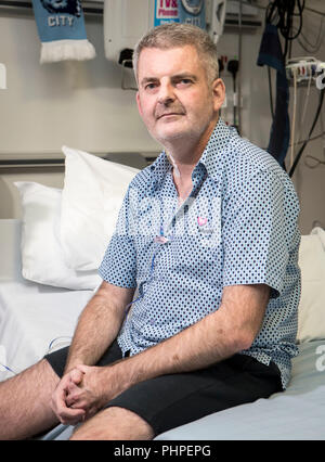 Sous embargo jusqu'au lundi 3 septembre 0001, Gareth Evans, 45 de Stockport, à Wythenshawe Hospital de Manchester. M. Evans, qui a été sur la liste d'attente de greffe cardiaque depuis février 2009, est plus que quiconque au Royaume-Uni, a lancé un appel de personnes à rejoindre le registre de donneurs d'organes. Banque D'Images