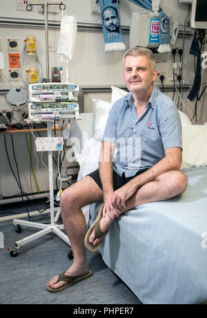 Sous embargo jusqu'au lundi 3 septembre 0001, Gareth Evans, 45 de Stockport, à Wythenshawe Hospital de Manchester. M. Evans, qui a été sur la liste d'attente de greffe cardiaque depuis février 2009, est plus que quiconque au Royaume-Uni, a lancé un appel de personnes à rejoindre le registre de donneurs d'organes. Banque D'Images
