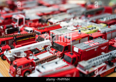 Vintage petit camion à incendie jouets dans la rue Market, Avignon, France. Banque D'Images